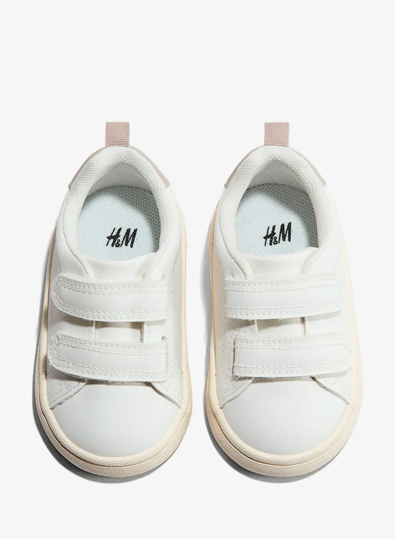 اتش اند ام حذاء رياضي