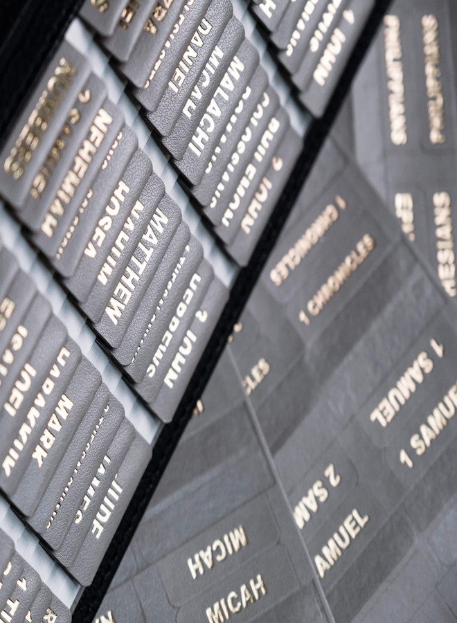 UPAFEXXI - فواصل جلدية للكتاب المقدس، فواصل للكتاب المقدس للنساء والرجال (حروف ذهبية لامعة) ملصقات كبيرة الحجم، سهلة القراءة واللصق، 80 عنوانًا للفصول لسهولة التصفح (رمادي إسمنتي) - Image 1