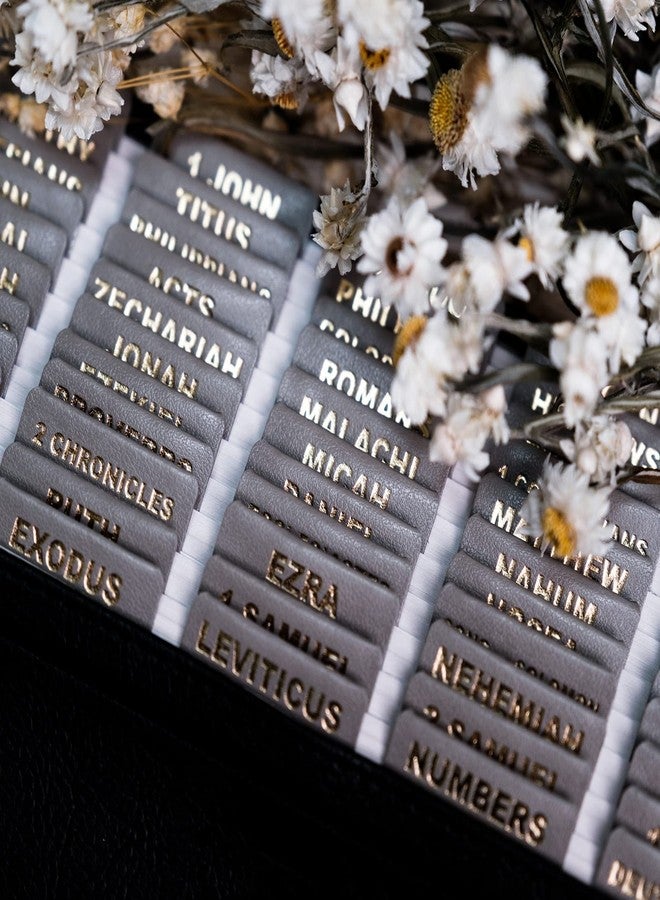 UPAFEXXI - فواصل جلدية للكتاب المقدس، فواصل للكتاب المقدس للنساء والرجال (حروف ذهبية لامعة) ملصقات كبيرة الحجم، سهلة القراءة واللصق، 80 عنوانًا للفصول لسهولة التصفح (رمادي إسمنتي) - Image 4