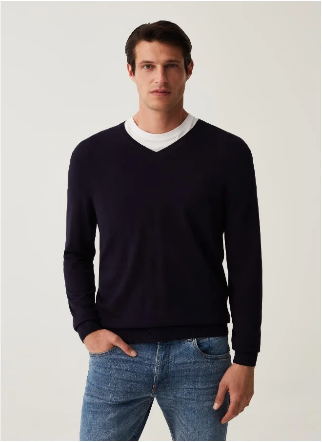 او في اس V-neck pullover