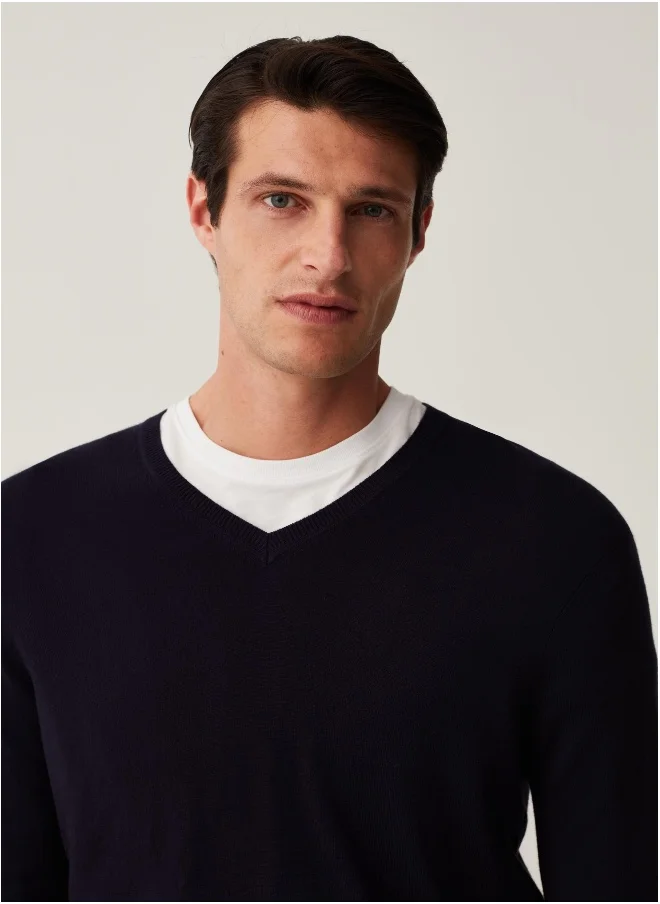 او في اس V-neck pullover