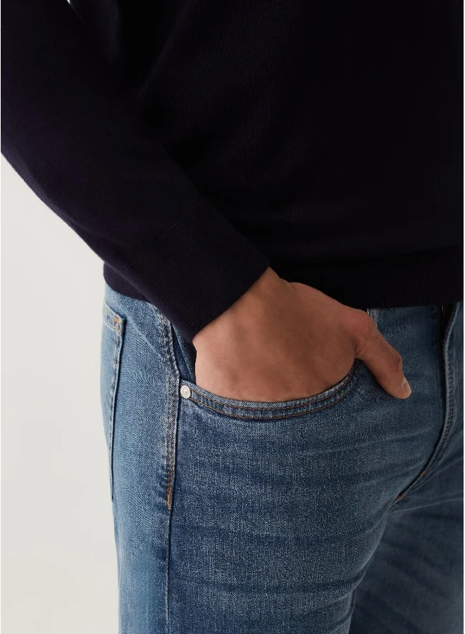 او في اس V-neck pullover