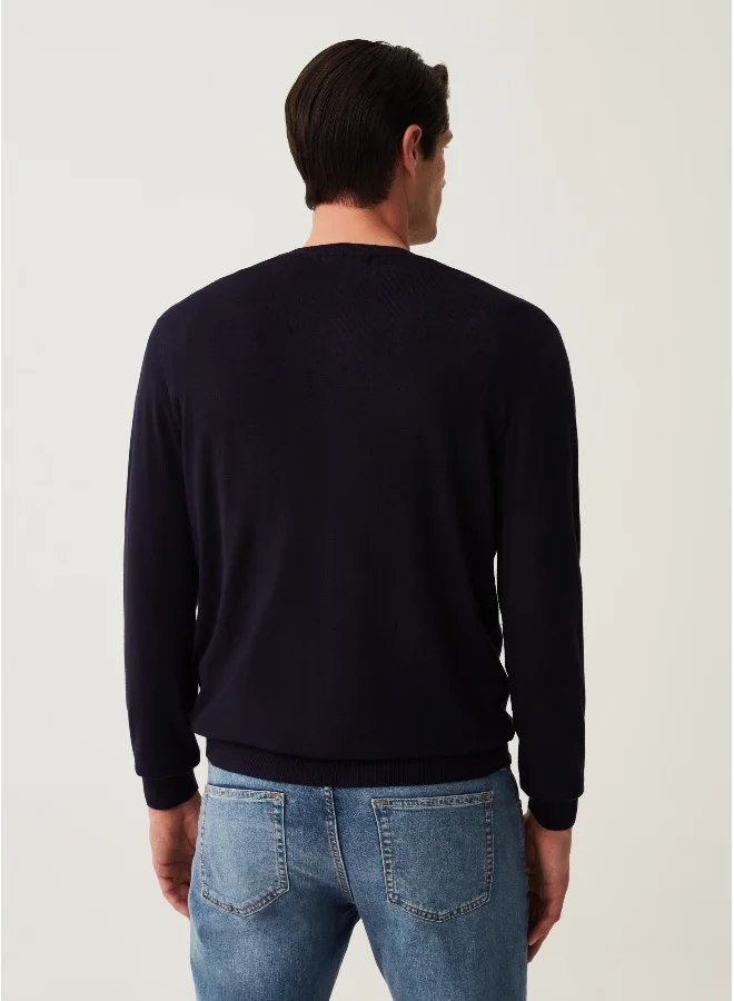 او في اس V-neck pullover