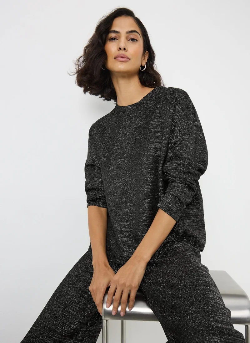 ماتلان بلوزة سوداء لامعة متناسقة