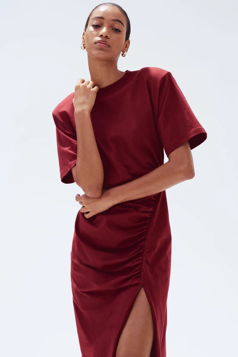 اتش اند ام فستان بقصّة تي-شيرت بأكتاف مبطنة