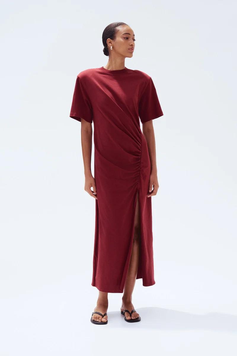 اتش اند ام فستان بقصّة تي-شيرت بأكتاف مبطنة