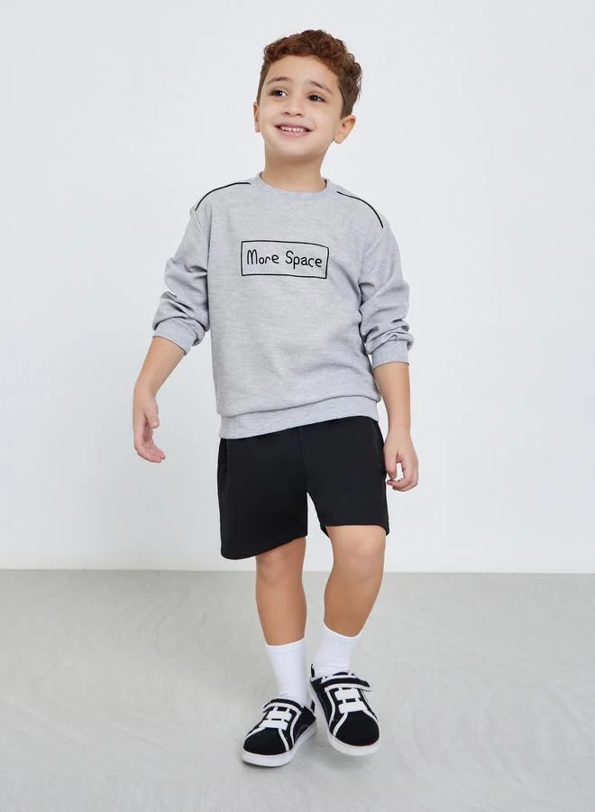 ستايلي سويت شيرت بياقة دائرية وطبعة كتابة