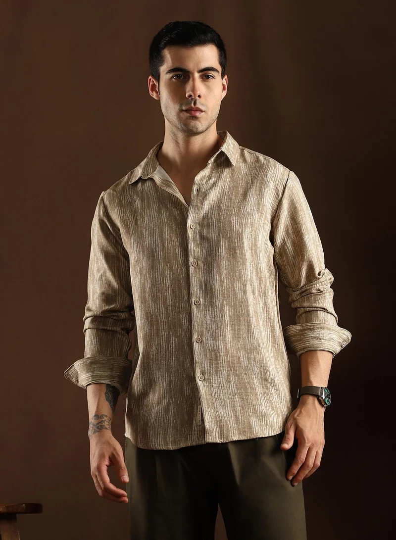 Campus Sutra Campus Sutra Men's Peanut Beige & Daisy White Distortion-Weave Shirt For Casual Wear | Mid-Rise | Regular Fit | Button Closure | Shirt Crafted With Comfort Fit For Everyday Wear