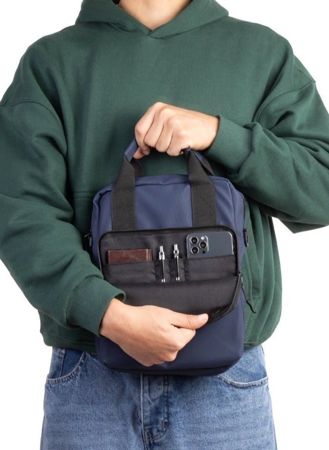 ايه ار سابلاي WB Bag من Arij Bags | شنطة كروس، مبطنة بطبقة فوم للحماية من الصدمات، قماش مقاوم للمياه، جيوب متعددة داخلية وخارجية (30 × 23 × 8 سم) (كحلي) - Image 3