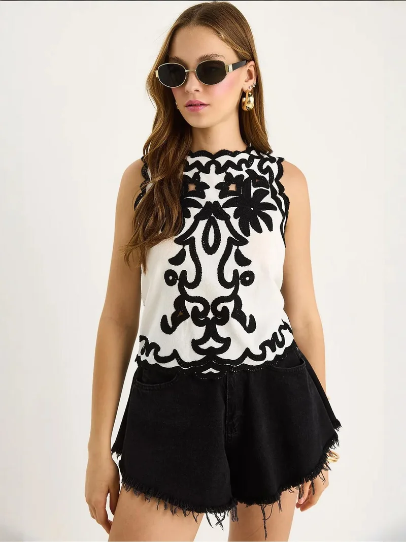 بيانكو لوتشي بلوزة لوكسي مطرزة بتصميم تجريدي بياقة دائرية