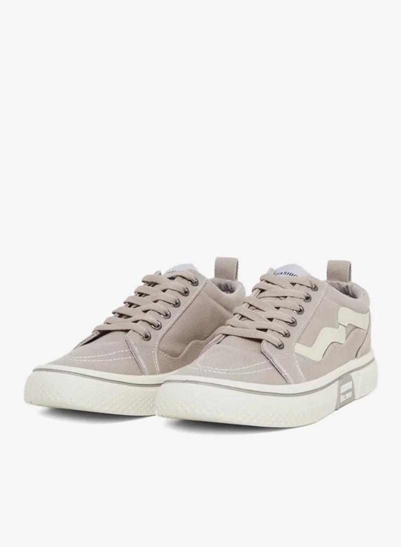 ستايلي ستايلي سنيكرز بأربطة وجوانب مضلعة