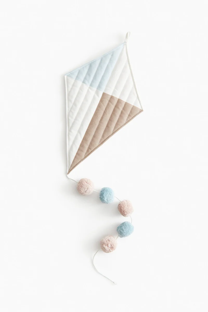 اتش اند ام زينة حائط بشكل طائرة ورقية