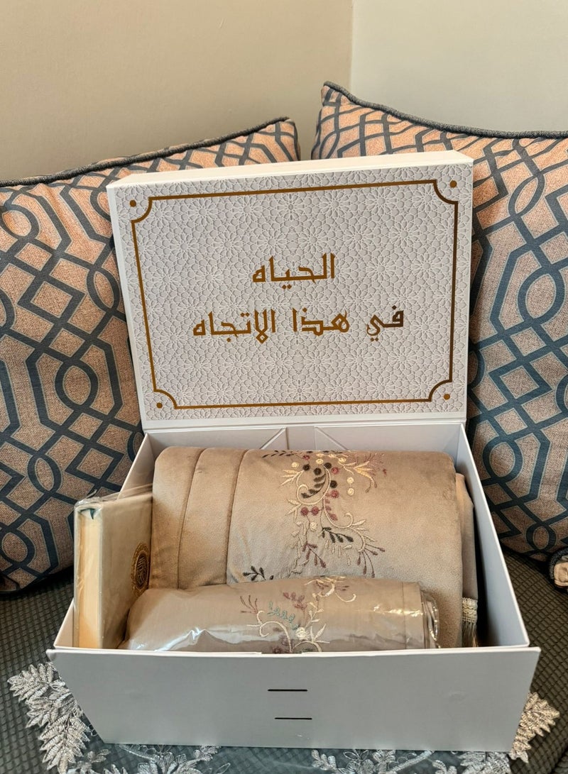 برايدس بكج سجاد صلاة  مكون من 3قطع سجادة صلاة مبطن+ شرشف صلاة تطريز مرد +مصحف - Image 1