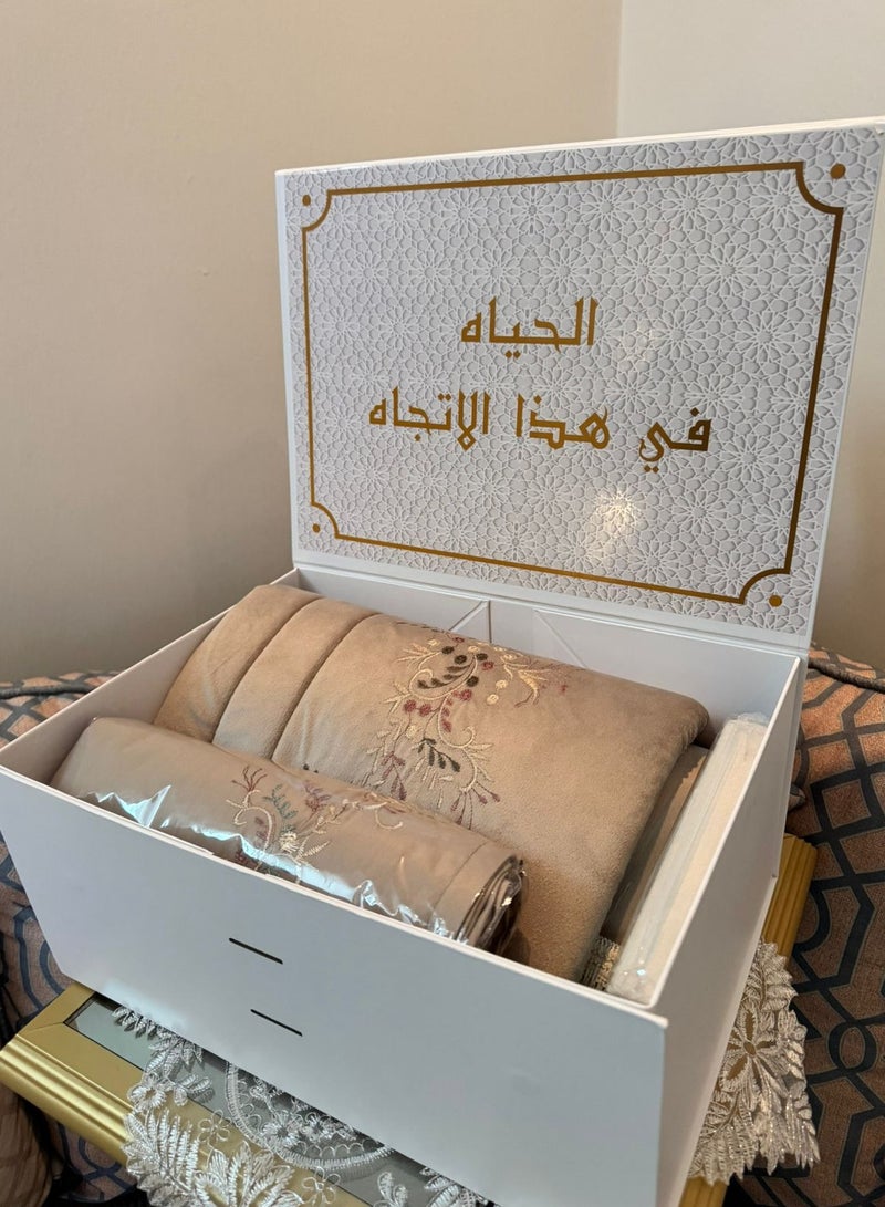 برايدس بكج سجاد صلاة  مكون من 3قطع سجادة صلاة مبطن+ شرشف صلاة تطريز مرد +مصحف - Image 2