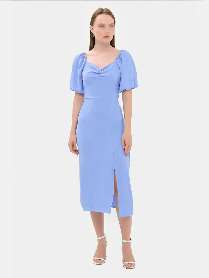 زوبعة فستان ميدي بياقة على شكل قلب وفتحة جانبية