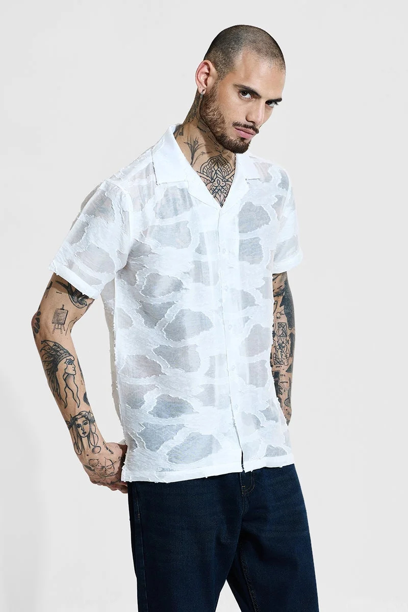 سنيتش قميص أبيض بقصة صندوقية بنقوش