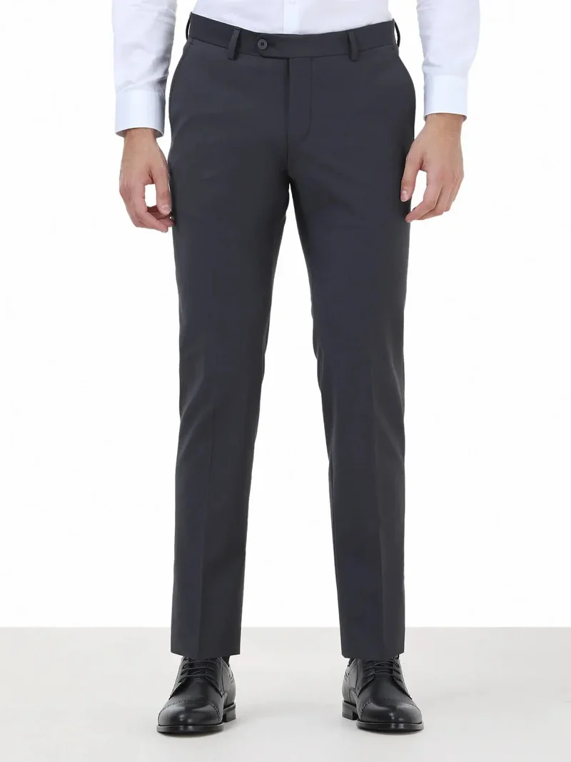 كيب بنطلون كلاسيكي من مزيج الصوف بقصة ضيقة ونسيج الفحم الصلب