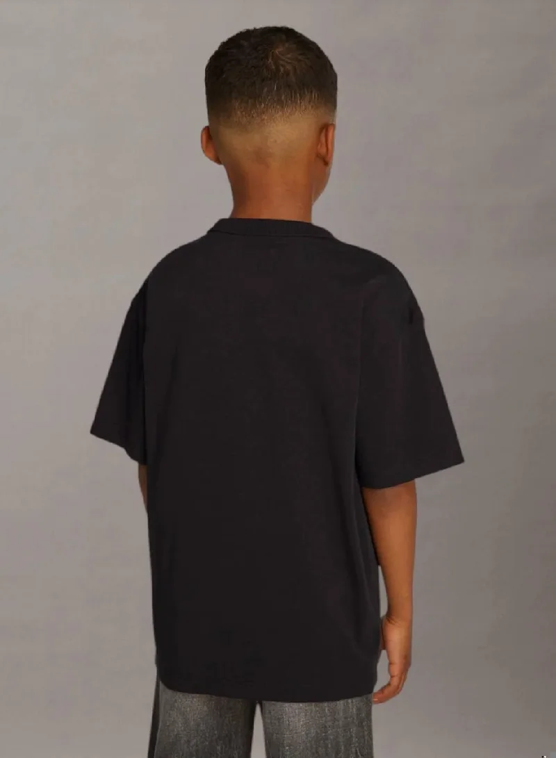 كالفن كلاين جينز تيشرت مزين برسمة شعار كلفن كلاين