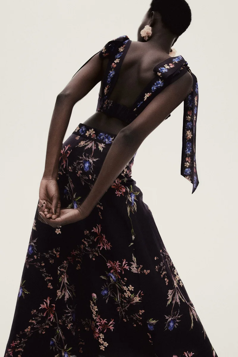 اتش اند ام تنورة طويلة بحافة واسعة