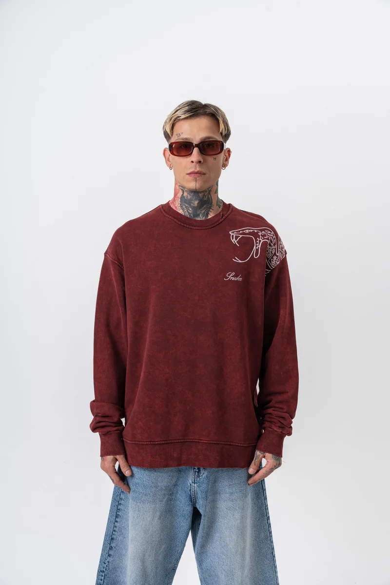 ريسباير سويت شيرت رجالي واسع (Oversize) بياقة دائرية مغسول ومطرز بأفعى (Snake) لون خمري (Bordo)