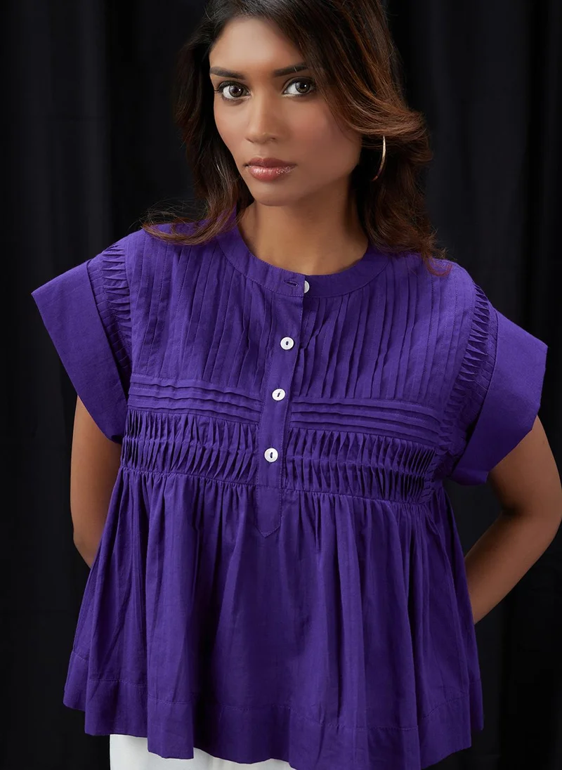 جلو باص بلوزة نسائية بياقة ماندرين بنفسجي وأكمام قصيرة مكشكشة ومطوية