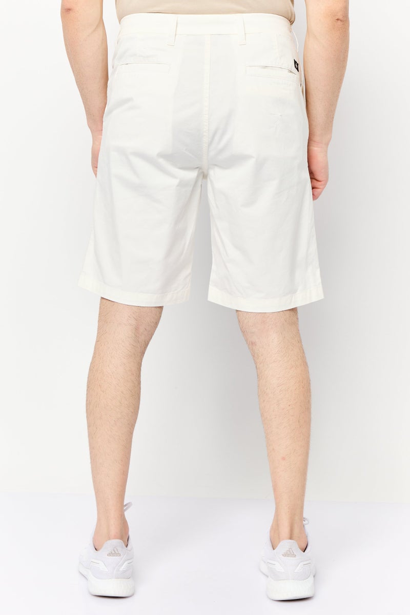 DOCKERS شورتات تشينو صلبة للرجال، أبيض فاتح - Image 4