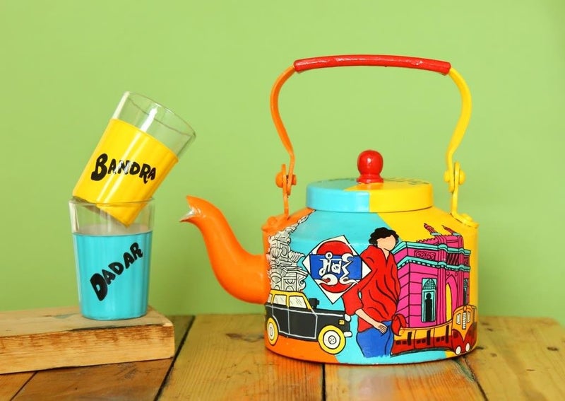 A Krazy Mug كوب مجنون مصمم يدويًا وزخرفي تقليدي ملون من مومباي مع طقم زجاج متطابق (1.25 لتر) - Image 3