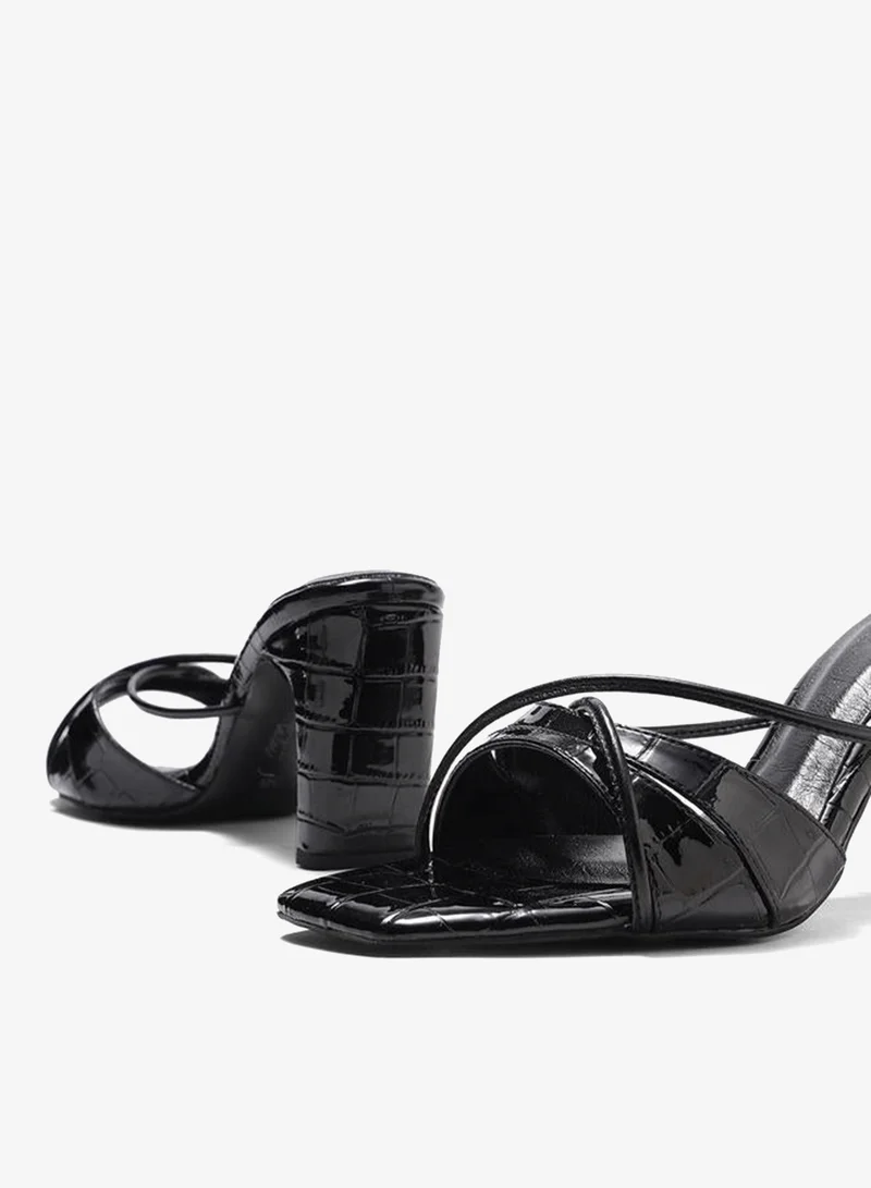 حكايات الأزواج صندل بكعب عريض وملمس جلد التمساح