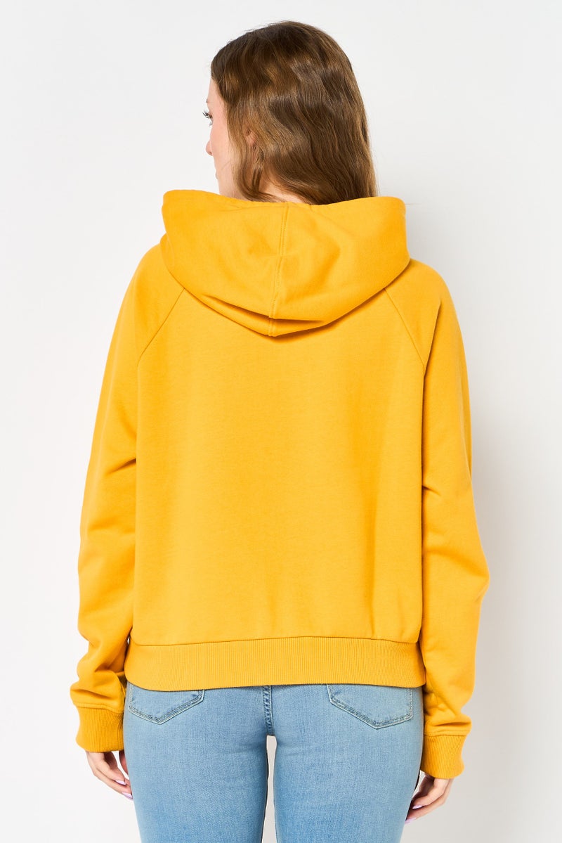 VANS هودي بكم طويل بشعار ماركة للنساء، خردل - Image 2