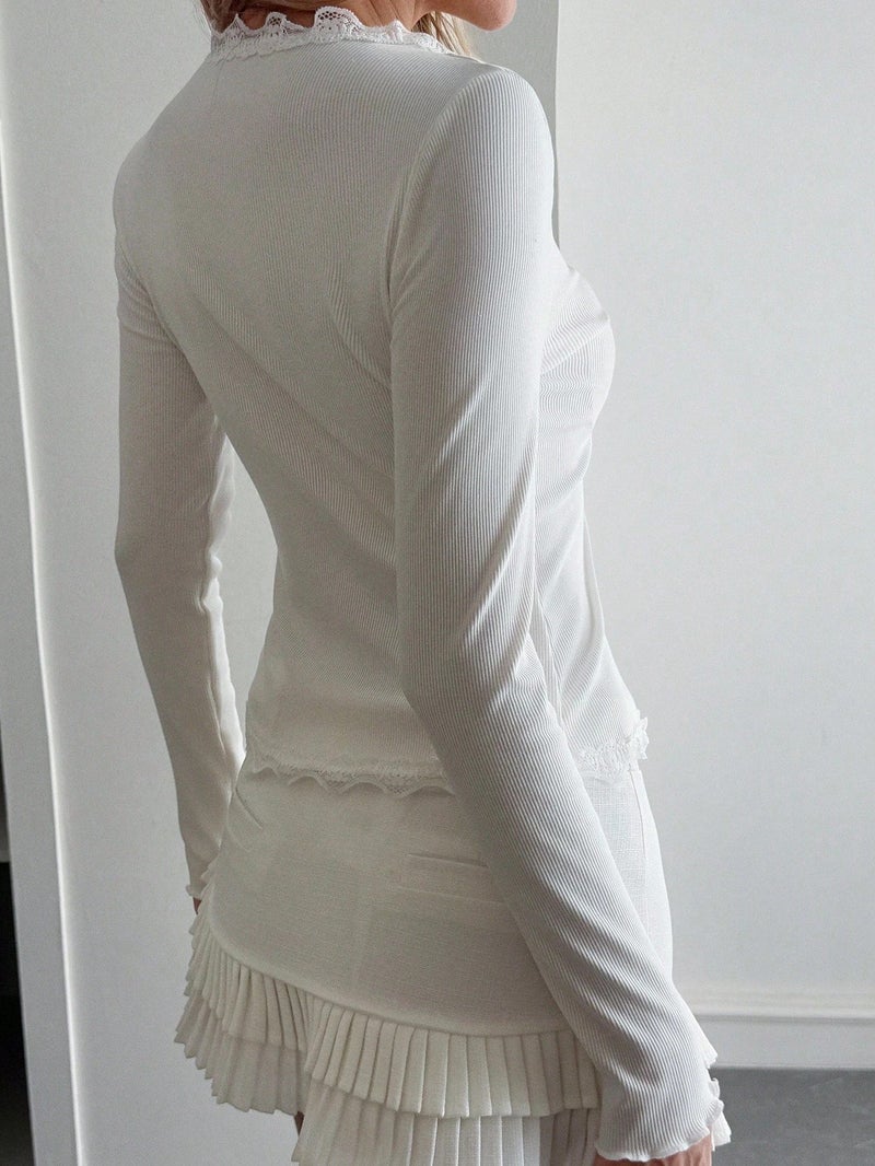 بلوفر نسائي بياقة على شكل حرف V مع أكمام طويلة وتطريز دانتيل - Image 5
