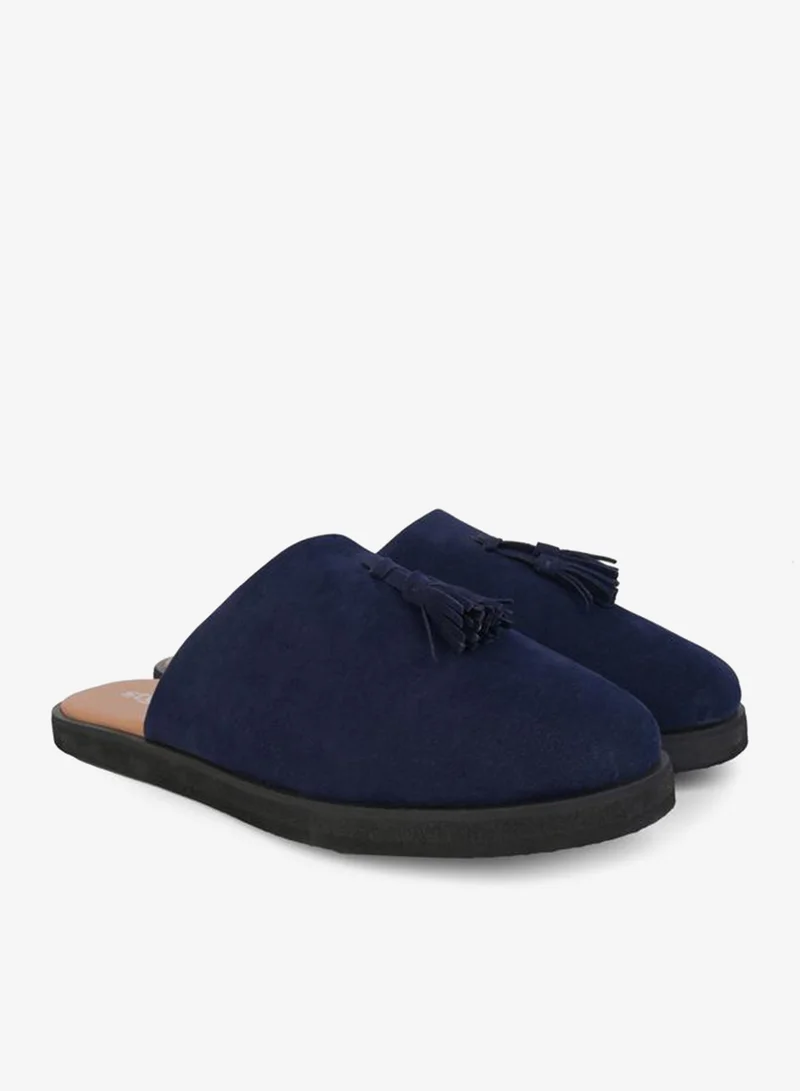 ستايلي قباقيب من جلد الغزال مع تفاصيل شرابة