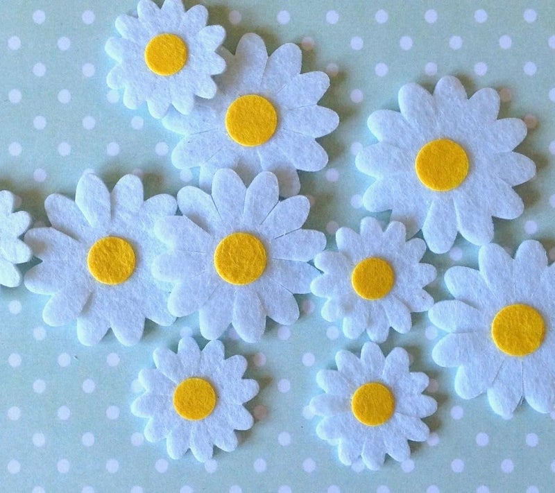 Haoser Pack of 25 Felt Daisies – Die-Cut Flowers for Quiet Books, DIY Projects, Scrapbooking, Craft Decor – 3.5cm & 4.5cm Sizes – Multicolour - Image 1