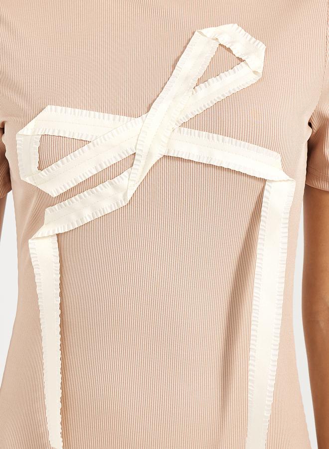 ستايلي فستان قصير بديكون بياقة عالية وربطة فيونكة - Image 3