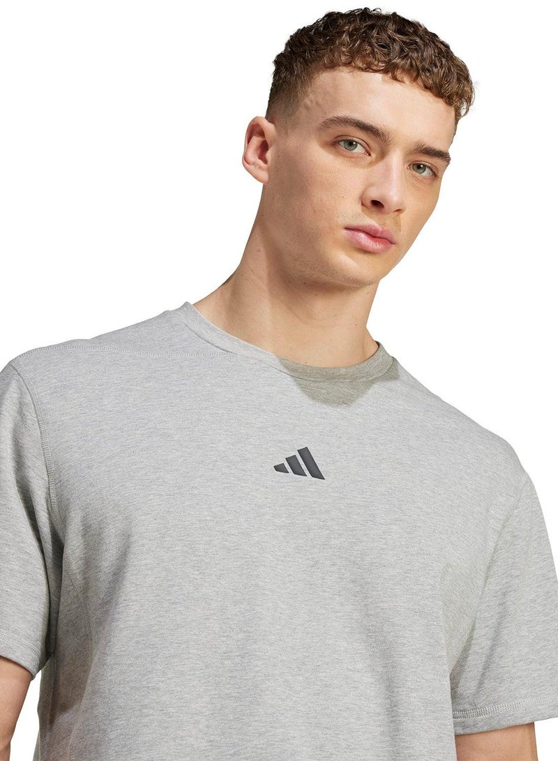 adidas تيشيرت رمادي بأكمام قصيرة للرجال - Image 3