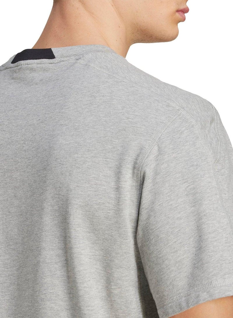adidas تيشيرت رمادي بأكمام قصيرة للرجال - Image 4