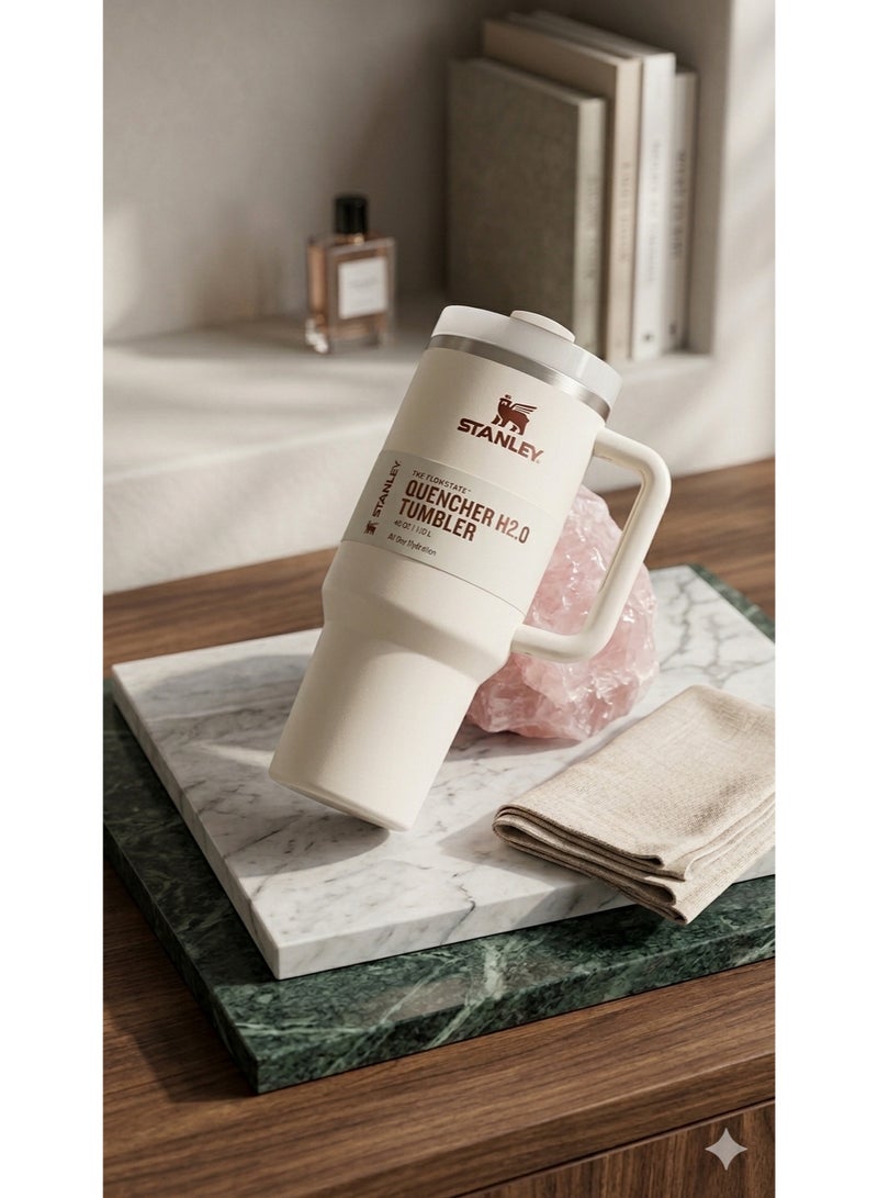 ستانلي مج حراري ستانلس ستيل للسفر بمقبض مريح - كوب حافظ للحرارة والبرودة بجدار مزدوج - غطاء محكم الغلق مانع للتسرب - لون أوف وايت (Off-white) راقٍ. - Image 1