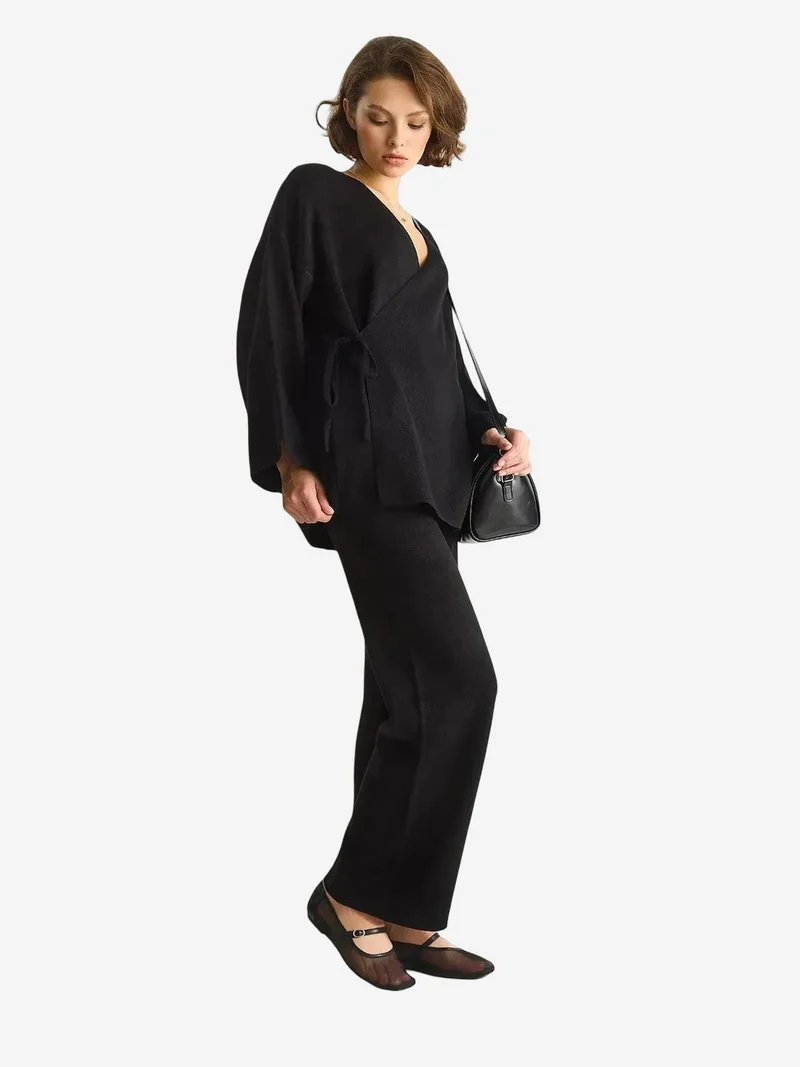 بيانكو لوتشي طقم بلوزة بربطة مزدوجة الصدر وبنطلون واسع الساق