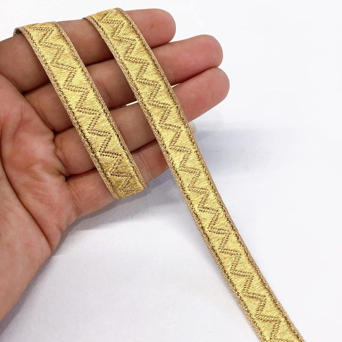 9 METER GOLDEN ZIG ZAG DESIGN LACE TRIM RIBBON DIY SEWING CRAFT MATERIAL, HOME DECORATION SUPPLY, SAREE DUPATTA ANARKALI LEHENGA DECORATION LACE, BROCATE GOTA PATI DECORATIVE PACKING MATERIAL