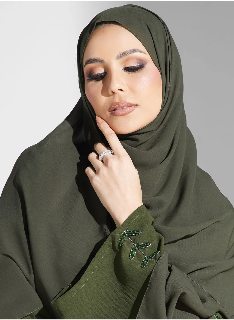 هيا كلوزيت عباية مطرزة ومزينة بزر