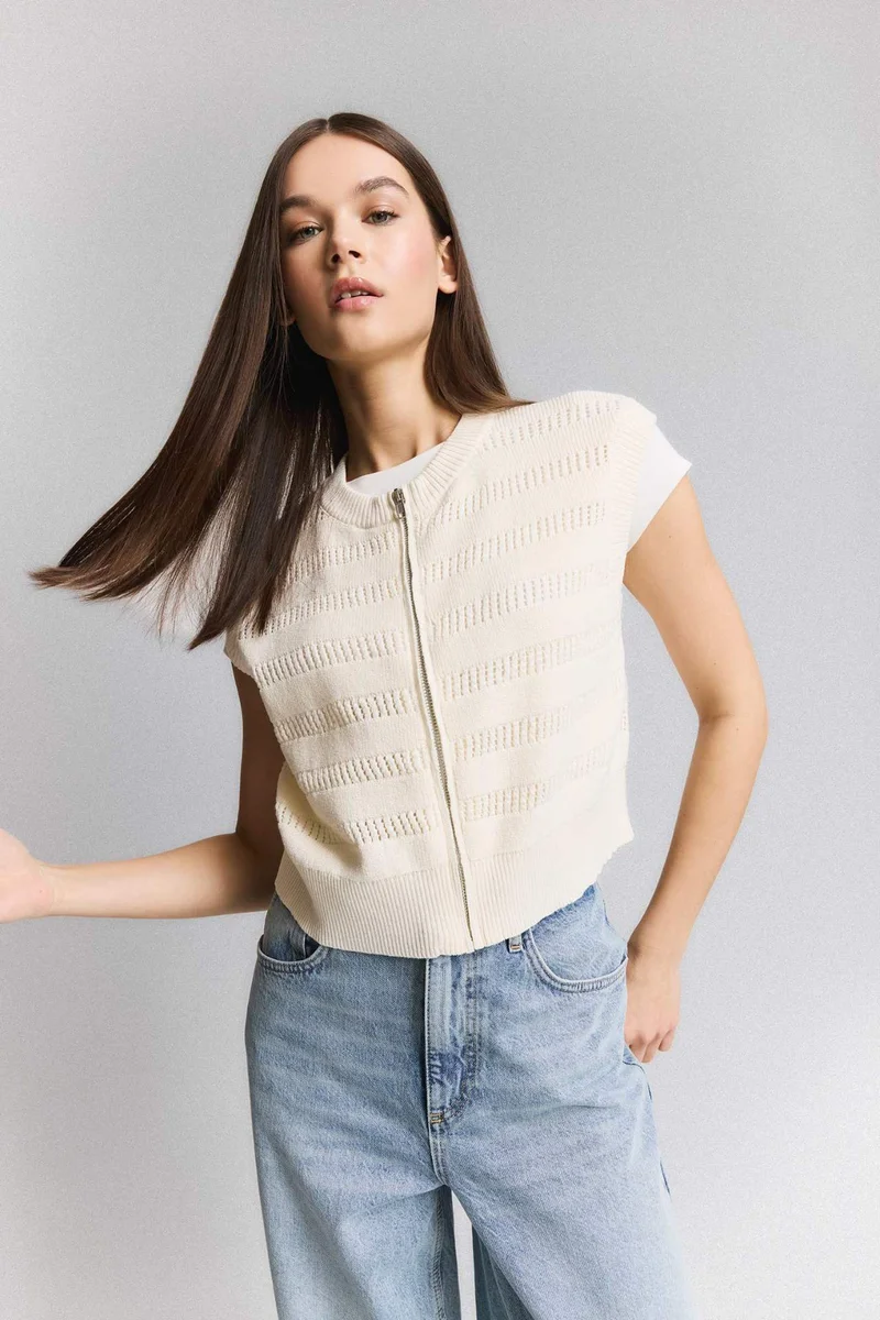 ديفاكتو Regular Fit Crew Neck Zippered Knit Vest