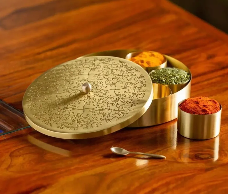 كويزيرا علبة بهارات نحاسية محفور عليها زهور مع ملعقة