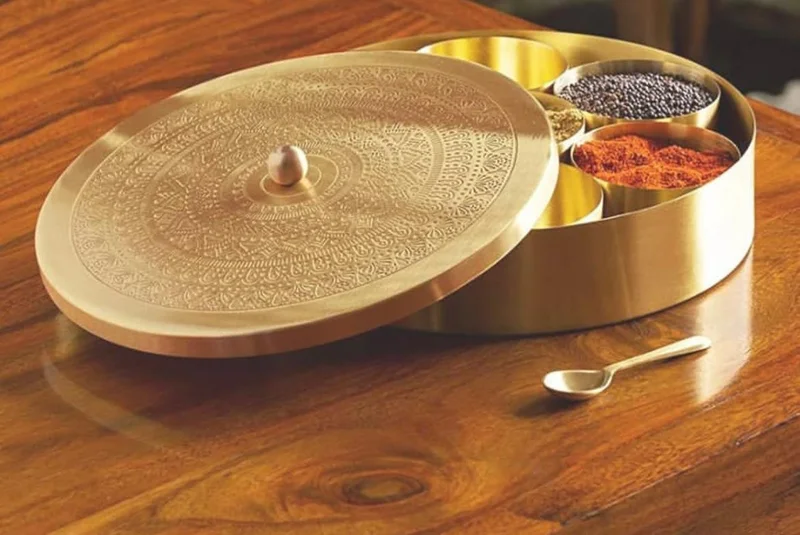 كويزيرا علبة بهارات نحاسية محفور عليها زهور مع ملعقة