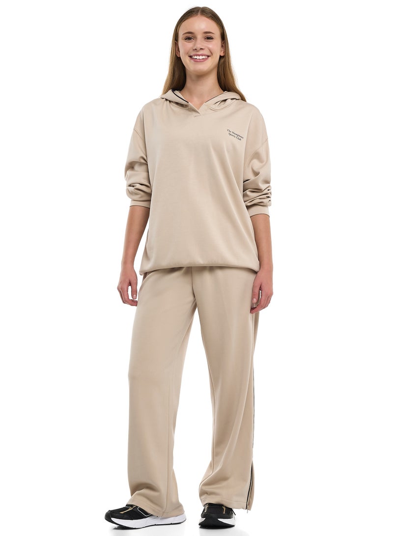 فكتور اند جين طقم نسائي قطعتين - بنطال واسع الساق بخصر مطاطي وهودي - لون شوفان - Image 1