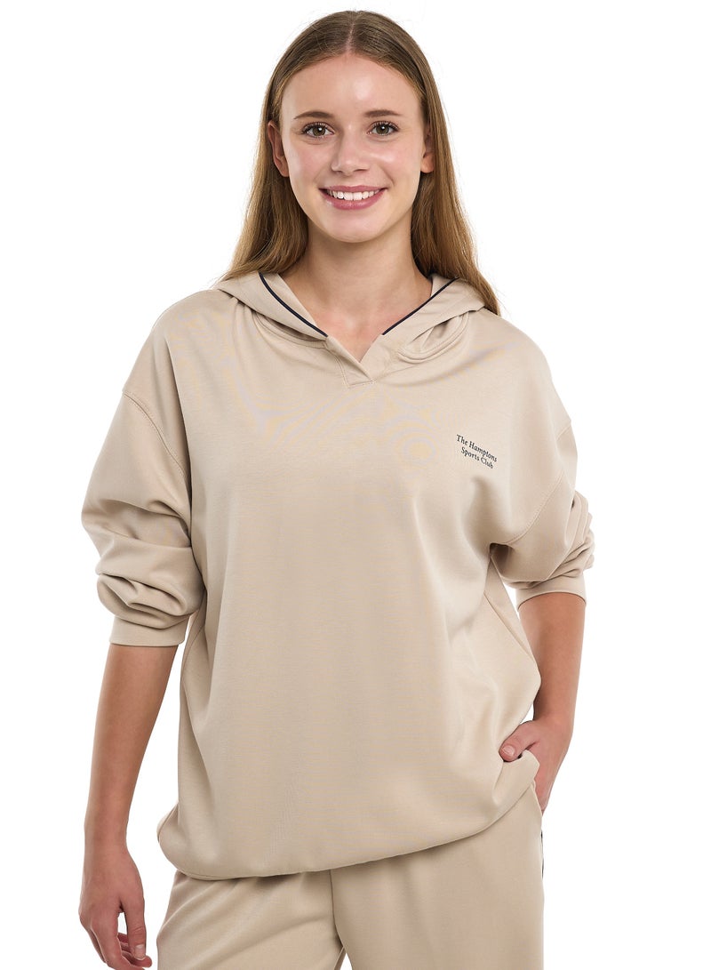 فكتور اند جين طقم نسائي قطعتين - بنطال واسع الساق بخصر مطاطي وهودي - لون شوفان - Image 3