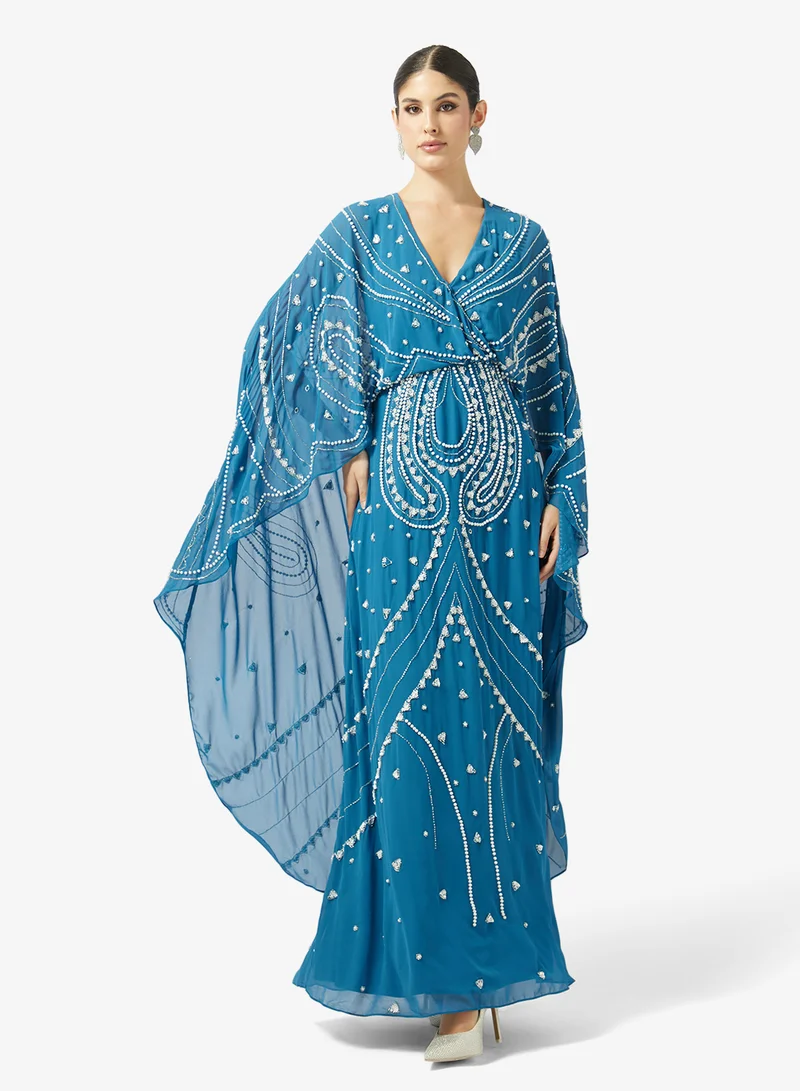 اميليا روز فستان ماكسي بأكمام كاب وفتحة رقبة على شكل