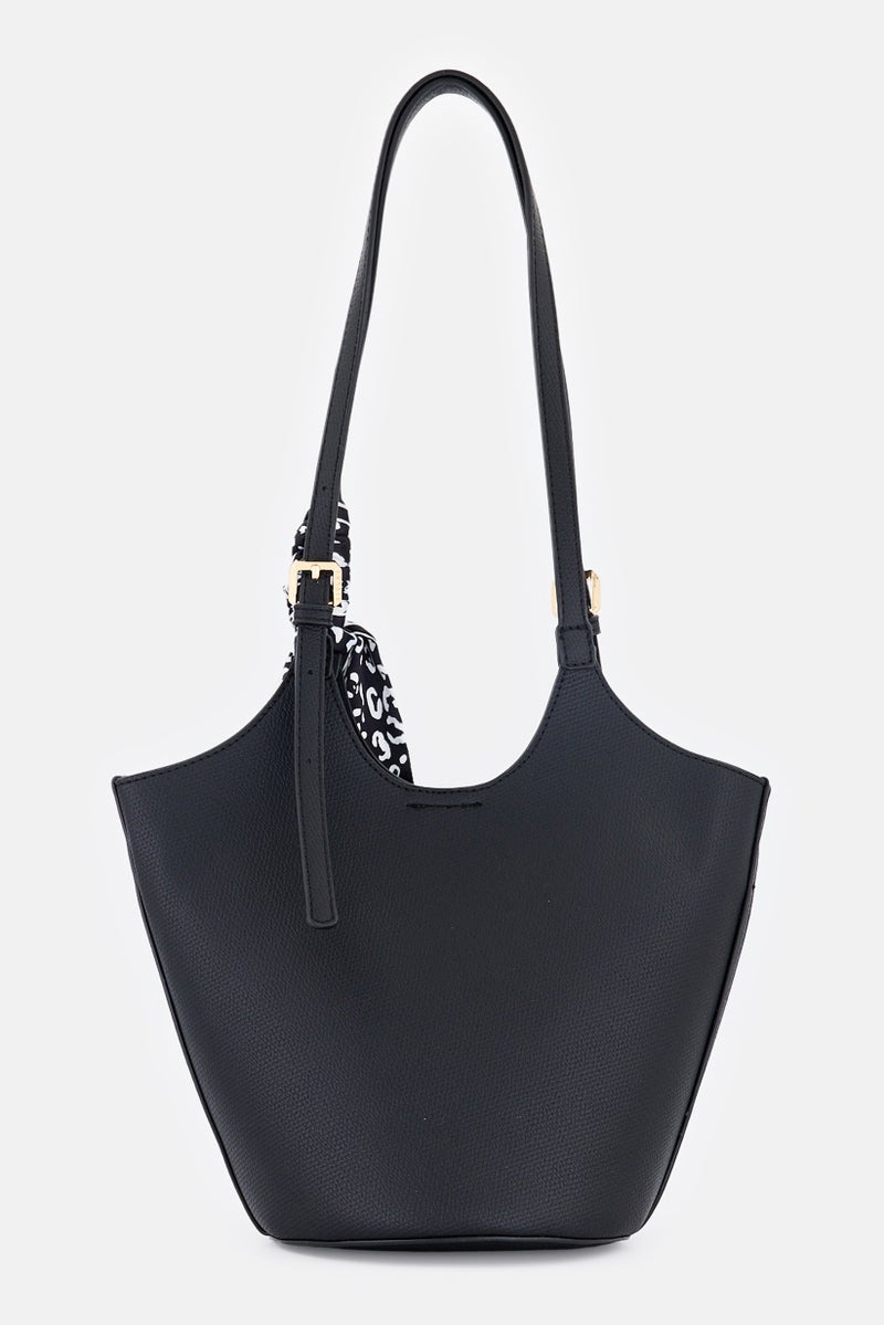 SISLEY حقيبة كتف جلدية للنساء بشعار العلامة التجارية، سوداء - Image 3