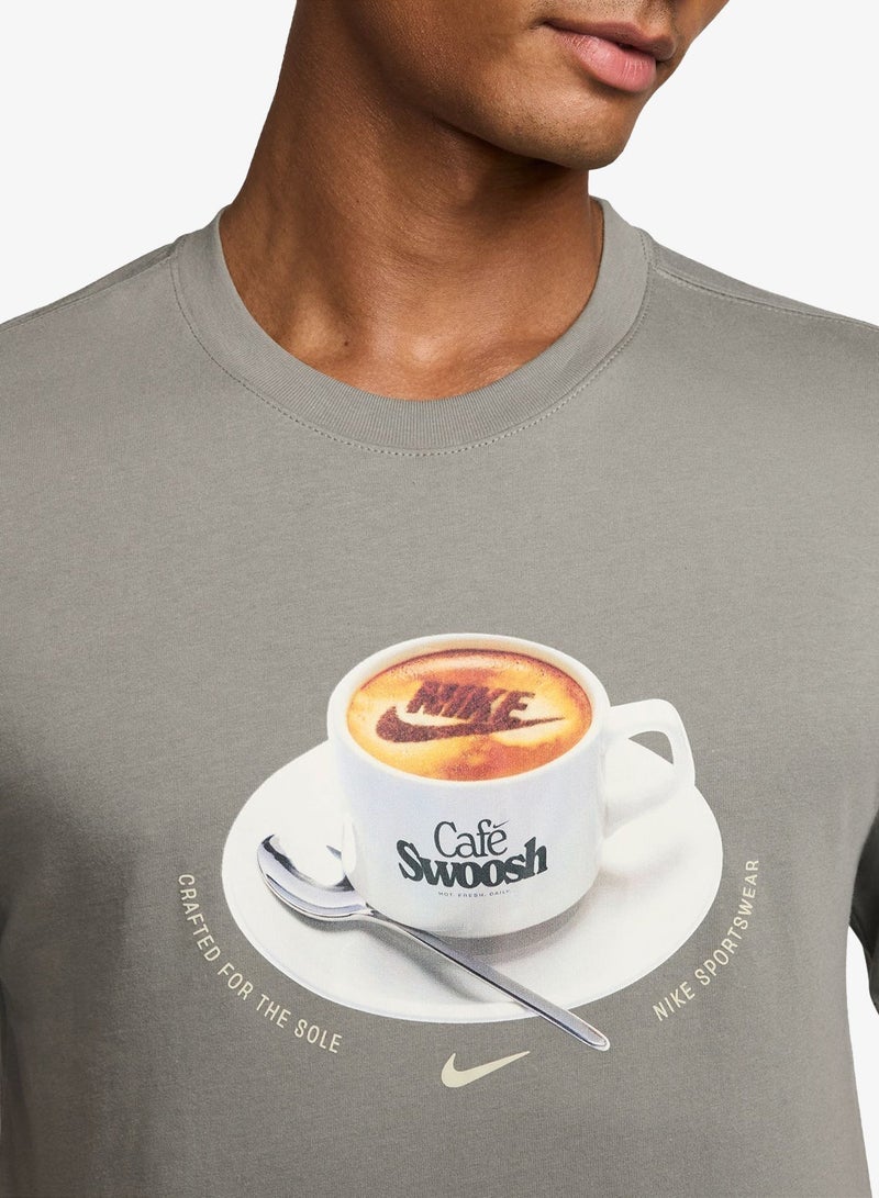 Nike Nsw Standard Café Swoosh Mug T-Shirt - Image 3