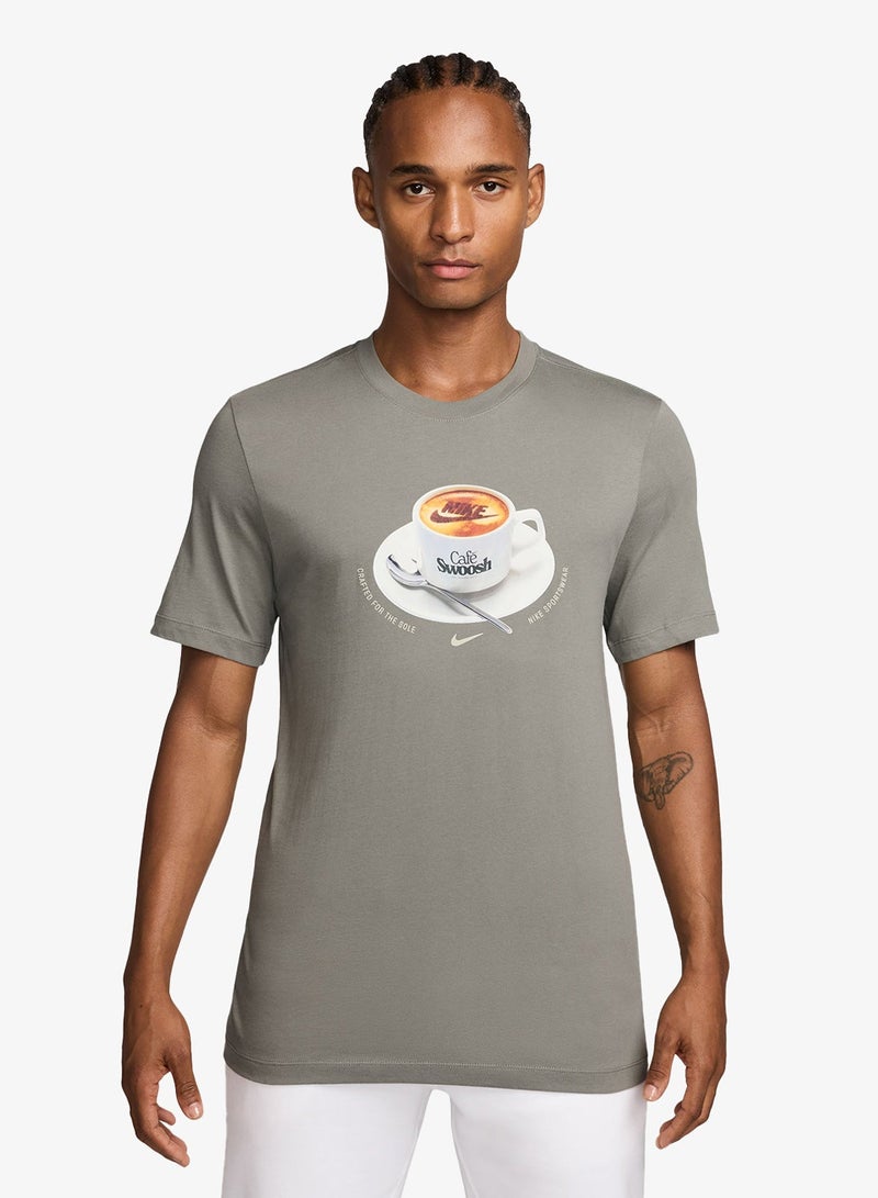 Nike Nsw Standard Café Swoosh Mug T-Shirt - Image 1