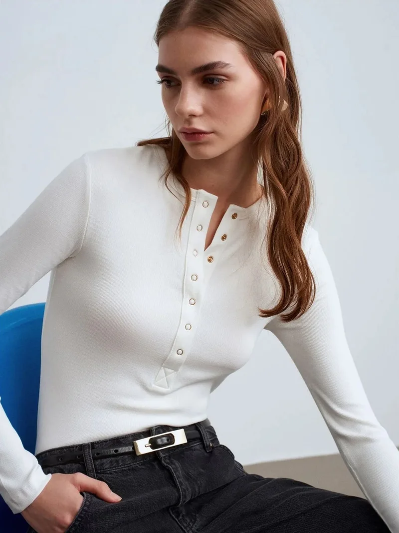 ديلفين DILVIN Ribbed Crew Neck Button Blouse