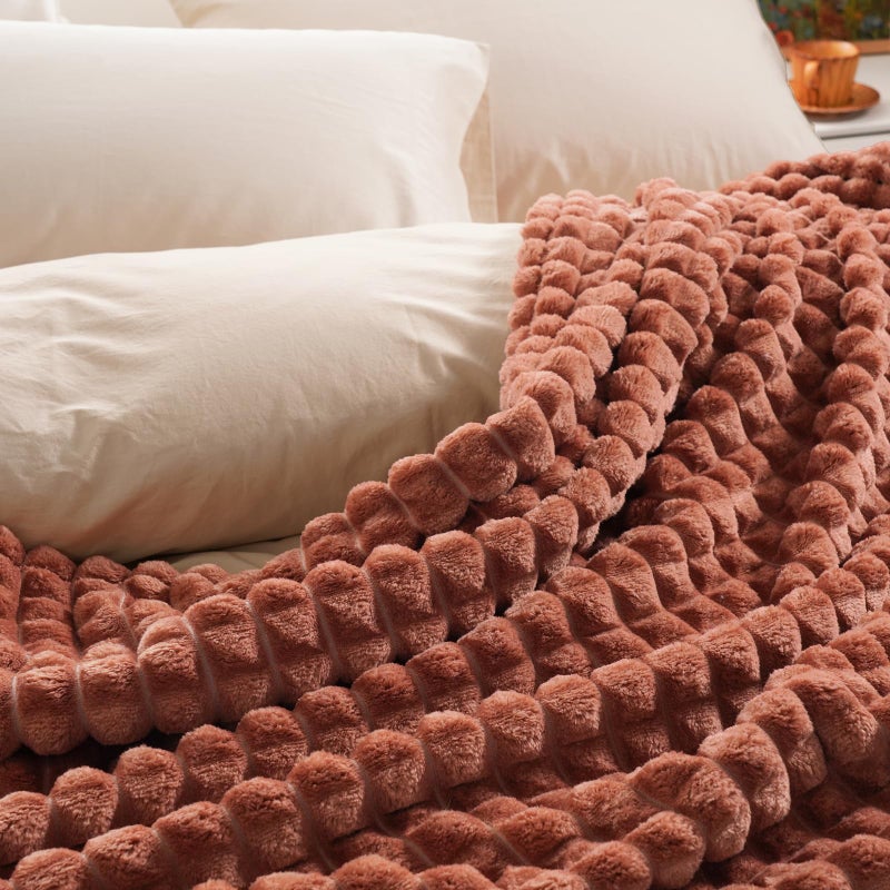 PHF بطانية فليس مقصوصة ثلاثية الأبعاد من PHF بحجم كينغ للسرير - 380 جرام لكل متر مربع بطانية فائقة النعومة والدفء لفصل الخريف والشتاء بدون تكوّن كريات ولا تساقط خفيف بطانية زخرفية فuzzy من الفرو للكنبة 108x90 لون بني محروق - Image 5